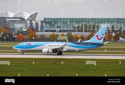 TUI Fly Eine Boeing 737 8K5 von TUI Fly landet auf der Sübahn des