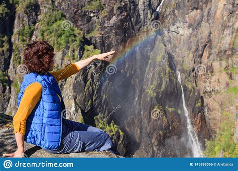 Mujer Tur Stica Por La Cascada De Voringsfossen Noruega Foto De