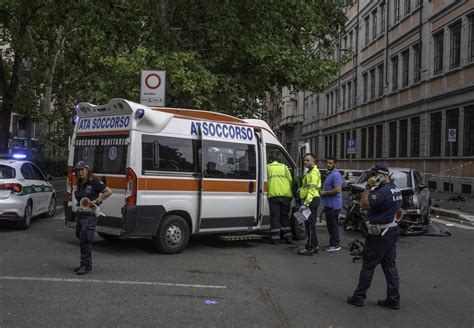 Milano Incidente Sulla Circonvallazione Ambulanza Si Scontra Con