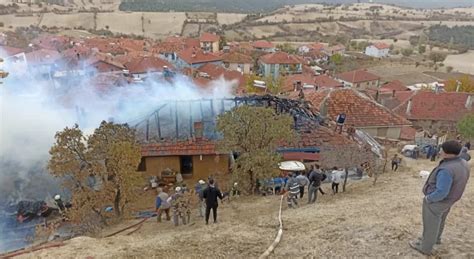 Kütahyada yangında iki ev ile odunluk kullanılamaz hale geldi