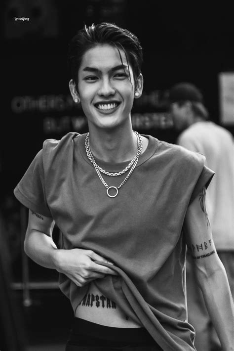 ปักพินโดย Kyaw Lin ใน Quick Saves ในปี 2024 ภาพแฟน นักแสดง ผู้ชายหล่อ