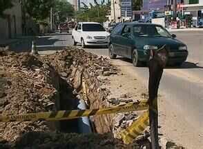 AB TV 1ª Edição Buraco atrapalha o trânsito na Avenida Brasil em