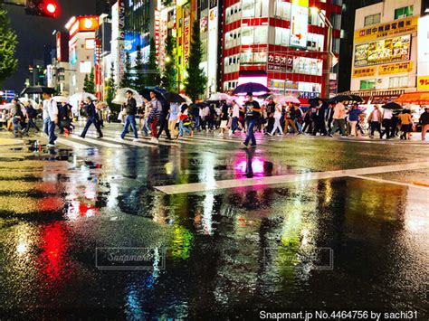 雨の夜に歩いている人々のグループの写真・画像素材 4464756 Snapmart（スナップマート）