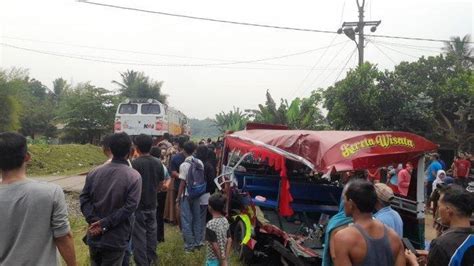 BREAKING NEWS Kereta Api Tabrak Odong Odong Di Serang 9 Korban