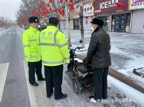 春节我在岗丨零下20多度，伊通交警帮助七旬老人推车助其回家澎湃号·政务澎湃新闻 The Paper