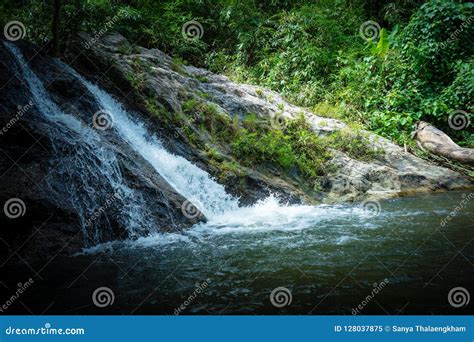 Cascadas Hermosas Asombrosas En La Cascada Nakhon Nayok T De Sarika