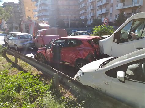 Incidente In Viale Regione Sei Auto Coinvolte E Cinque Feriti