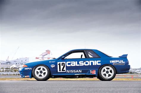 Nissan Skyline R32 GTR Calsonic... Godzilla attack ! De l'essence dans ...