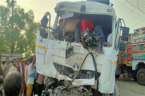 Sonbhadra News ट्रक के केबिन में फंसने से गयी ट्रक चालक की जान बालू