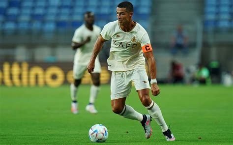 Cristiano Ronaldo Em Apuros Craque Apanhado A Utilizar Caneleiras Da