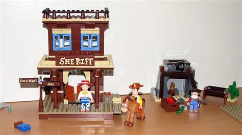 Preview – LEGO Toy Story 7594 Woody’s Roundup | Mostly Bricks