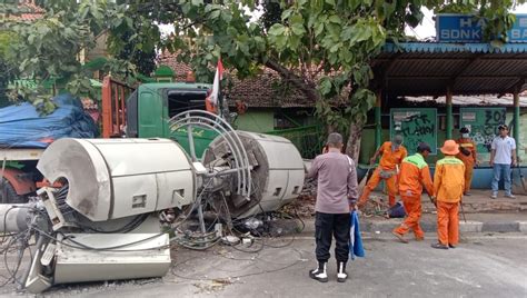 Fakta Kecelakaan Truk Tabrak Tiang Di Bekasi Korban Jiwa Orang