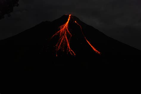 Arenal Volcano Photos - Most Recent Eruption Images