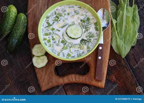 Sopa Fria Iogurte De Pepino E Ervas Frescas Na Mesa Rustica De