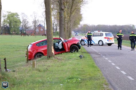 Auto Botst Tegen Boom