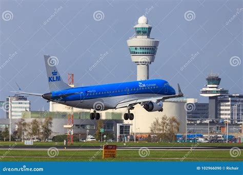 Klm Embraer Que Aterriza En El Aeropuerto De Amsterdam Schiphol