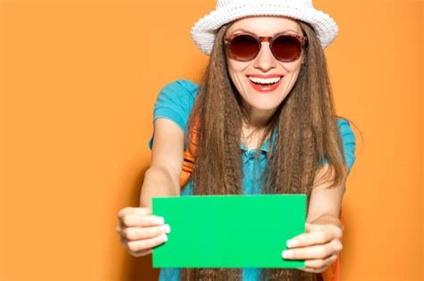 Mujer Joven Viajera Con Mochila Con Sombrero Y Gafas De Sol Con Tarjeta