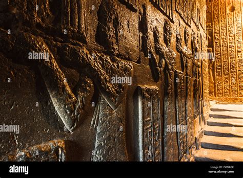 Los Relieves En El Interior Del Templo De Hathor En Dendera Egipto