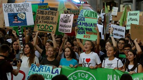 Miles De Personas Se Manifiestan Por El Clima En Diferentes Ciudades