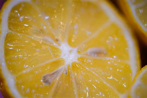 Limoni Di Limone Tagliati A Fette Di Sfondo Giallo Viola Immagine Stock