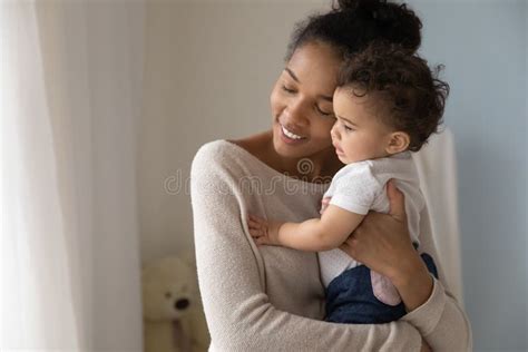 Petit Enfant Aimant B B De Maman De Caresse Biracial De Baiser Photo