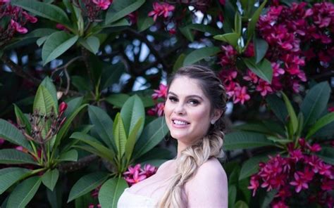 Grávida Bárbara Evans exibe barrigão em foto sorridente e se derrete