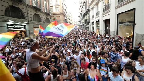 Pestati a sangue perché gay aggressione omofoba nel centro storico di