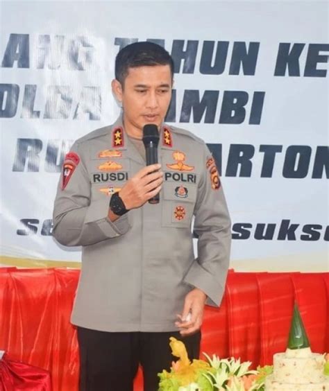 Foto Momen Sederhana Ultah Kapolda Jambi Irjen Rusdi Hartono Tiup