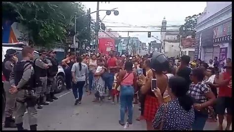 Vídeo Protesto por moradia bloqueia trânsito na Rua do Imperador no