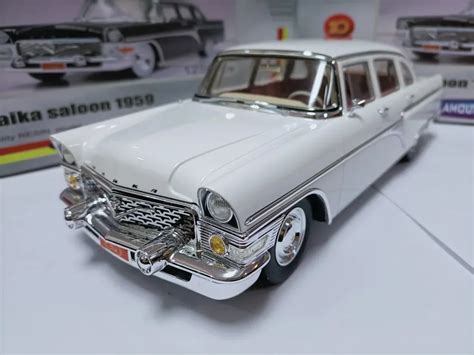 1 18 Scale Soviet Gaz13 Chaika 1959 Sedan Vintage Car Resin Car Model