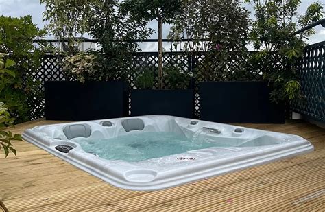 Installer Un Jacuzzi Extérieur Encastré Dans Une Terrasse Bois