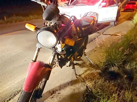 Motociclista fica ferido após bater na traseira de caminhão