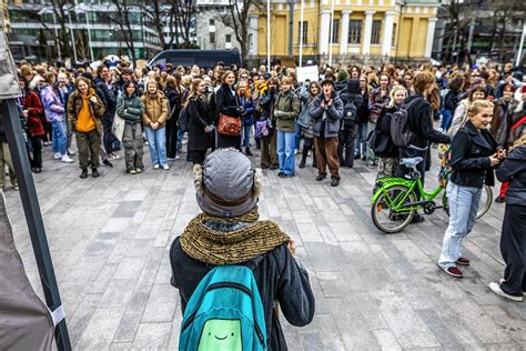 Lukiolaisten Ulosmarssiin Osallistui Jopa Yli Lukiolaista