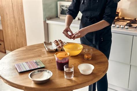 Joven Hermosa Mujer De Raza Mixta Prepara Malvavisco En Casa De Cocina