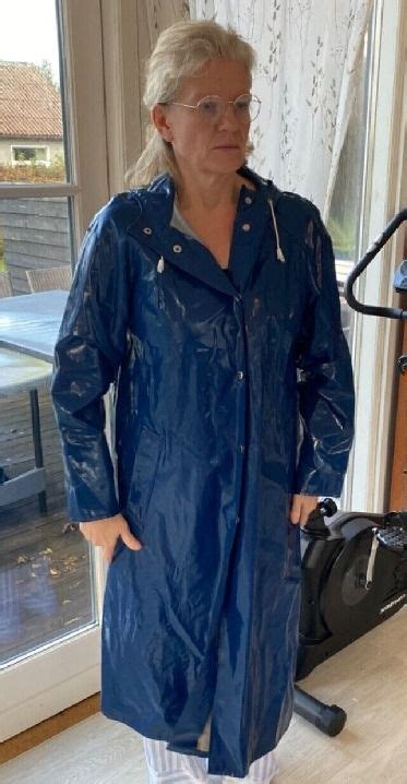 Pin By Bob Bob On Raincoats In Real Vinyl Clothing Blue Raincoat