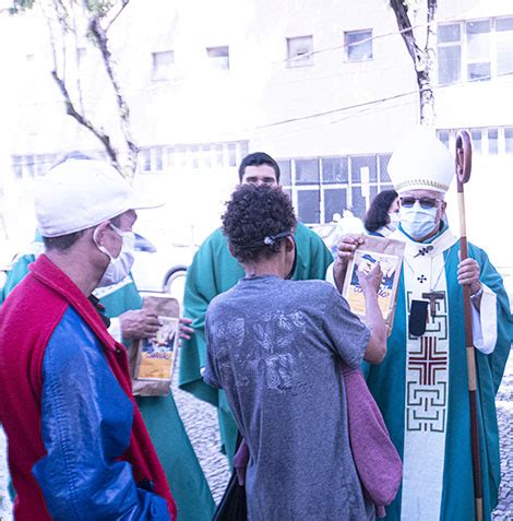 Dom Dario Entrega Kit A Moradores De Rua Arquidiocese De Vit Ria