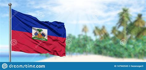 Bandeira De Ondulação De Haiti No Céu Azul Ensolarado Fundo Da