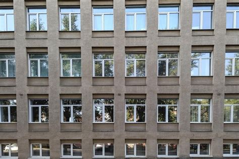 Es Gibt Viele Fenster In Einer Reihe An Der Fassade Eines Stadtgeb Udes