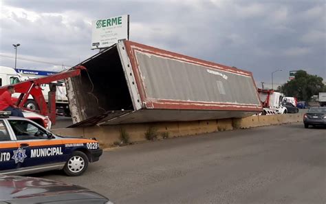 Colapsado el tráfico en la autopista México Querétaro por volcadura de