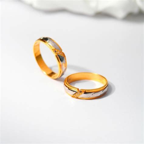 Jual Cincin Emas Kawin Baris Mata Samping Variasi Putih Segitiga