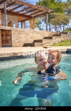 Padre e hijo nadando en la piscina Clases de natación Semana de