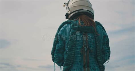 Traje de astronauta mujer almacen de video Vídeo de cosmonauta 213355631