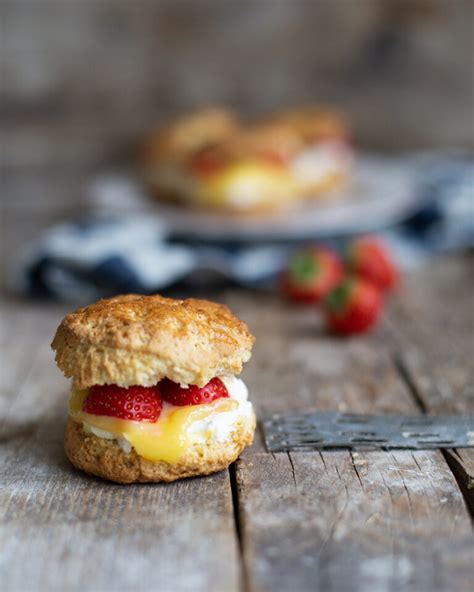 Scones Met Mascarponeroom Lemon Curd En Rood Fruit Zoete Zusjes