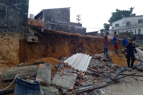 Muro de construção desaba e deixa três trabalhadores feridos no Parque