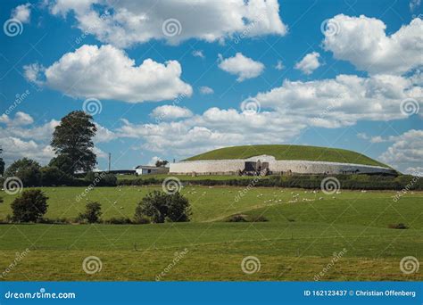 The Newgrange Megalithic Passage Tomb Stock Image - Image of heritage, green: 162123437