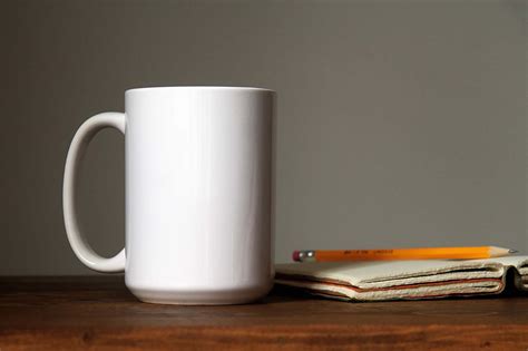 Free Mug On Table Mockup PSD