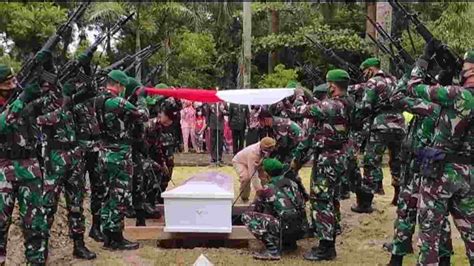 Suasana Haru Iringi Pemakaman Pratu Ginanjar Di Tmp Kota Banjar