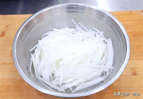 廚師長分享飯店涼拌蘿蔔絲正確做法，涼拌之前先醃製，清脆入味 每日頭條