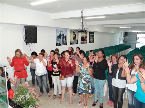 Atos Comunidade Evang Lica Atos De Mulher Comemorando O Anivers Rio Da