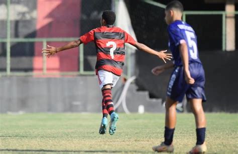 Joia do Flamengo faz golaço de bicicleta e manda recado para Pedro